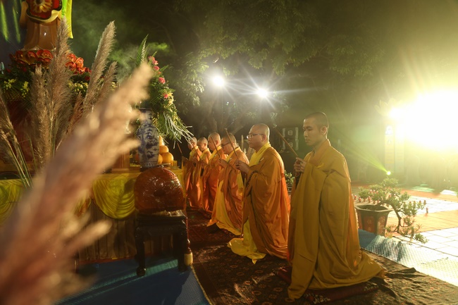 Flower Lantern commemorating Amitabha Buddha at Dong Cao Pagoda