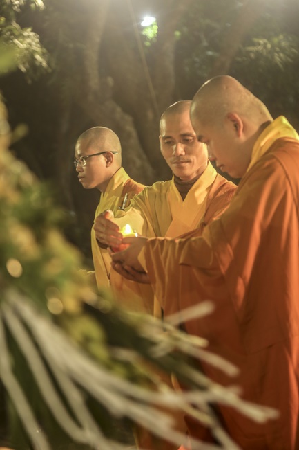 Flower Lantern commemorating Amitabha Buddha at Dong Cao Pagoda