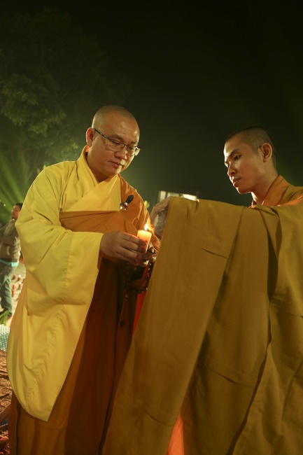 Flower Lantern commemorating Amitabha Buddha at Dong Cao Pagoda