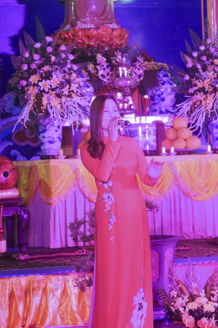 Flower Lantern commemorating Amitabha Buddha at Dong Cao Pagoda