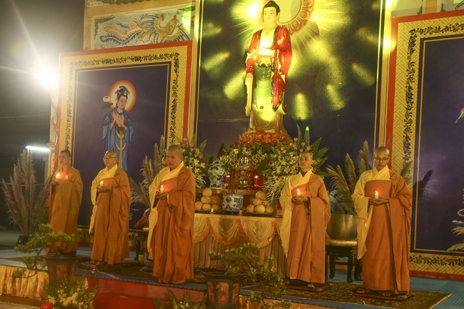 Flower Lantern commemorating Amitabha Buddha at Dong Cao Pagoda
