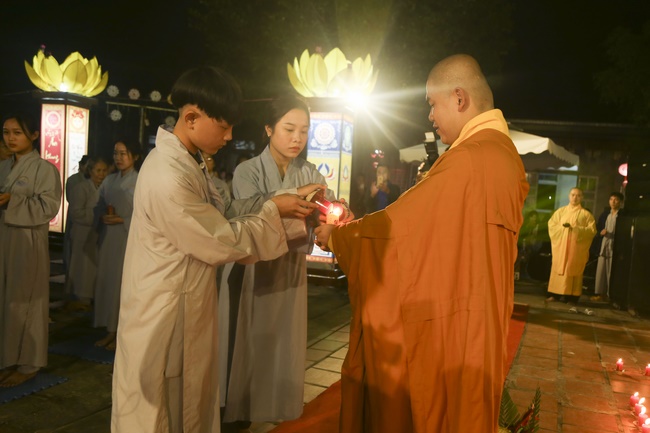 Flower Lantern commemorating Amitabha Buddha at Dong Cao Pagoda