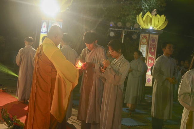 Flower Lantern commemorating Amitabha Buddha at Dong Cao Pagoda