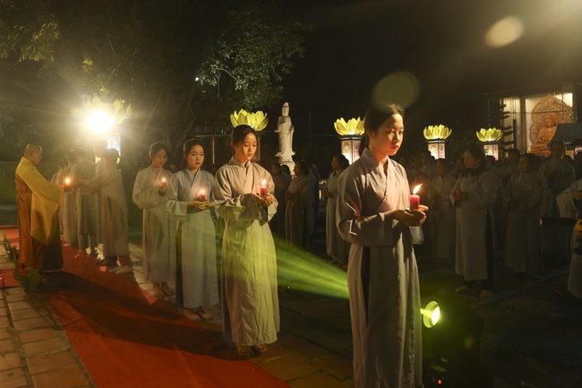 Flower Lantern commemorating Amitabha Buddha at Dong Cao Pagoda