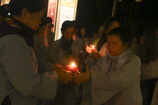 Flower Lantern commemorating Amitabha Buddha at Dong Cao Pagoda