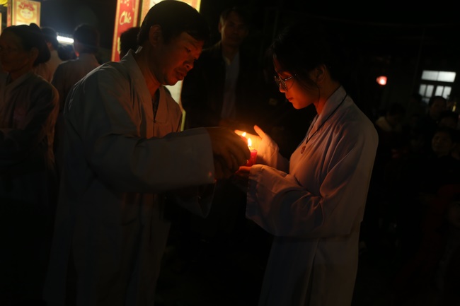 Flower Lantern commemorating Amitabha Buddha at Dong Cao Pagoda