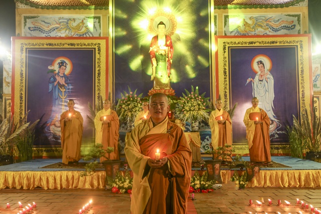 Flower Lantern commemorating Amitabha Buddha at Dong Cao Pagoda