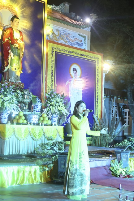 Flower Lantern commemorating Amitabha Buddha at Dong Cao Pagoda