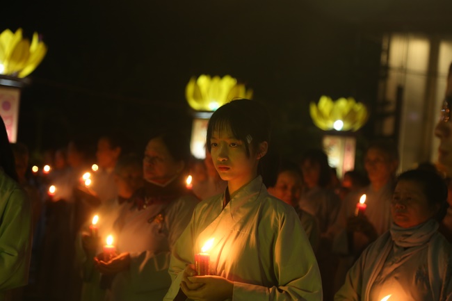 Flower Lantern commemorating Amitabha Buddha at Dong Cao Pagoda