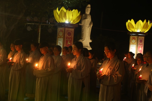 Flower Lantern commemorating Amitabha Buddha at Dong Cao Pagoda