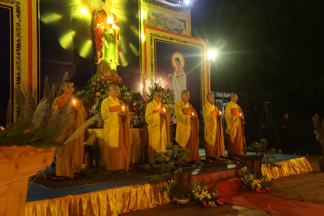 Flower Lantern commemorating Amitabha Buddha at Dong Cao Pagoda