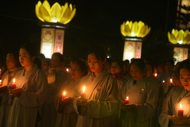 Flower Lantern commemorating Amitabha Buddha at Dong Cao Pagoda