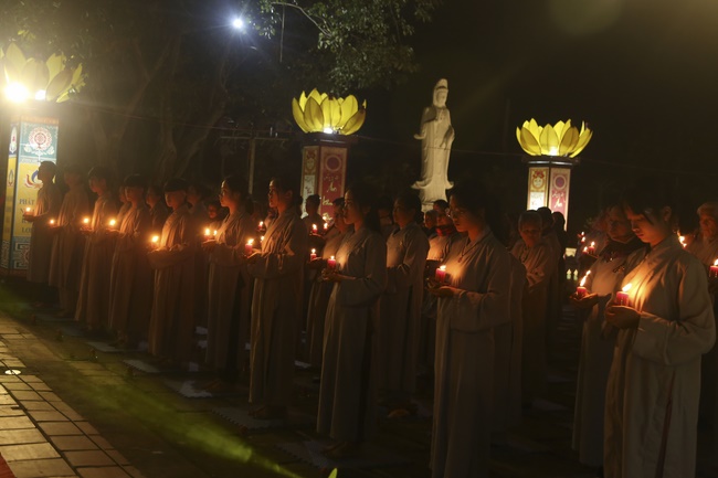 Flower Lantern commemorating Amitabha Buddha at Dong Cao Pagoda