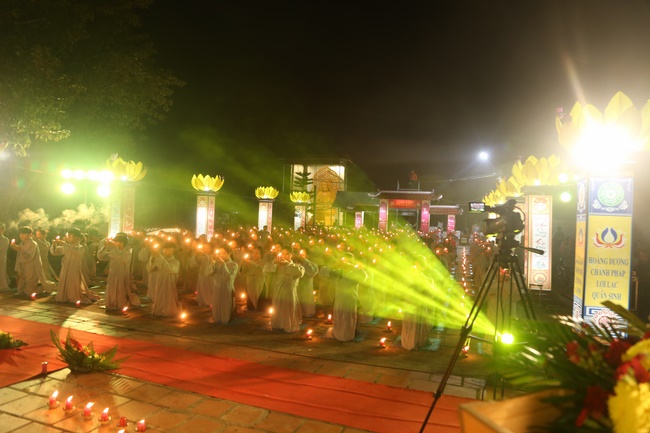 Flower Lantern commemorating Amitabha Buddha at Dong Cao Pagoda