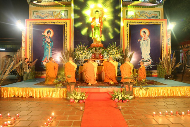 Flower Lantern commemorating Amitabha Buddha at Dong Cao Pagoda