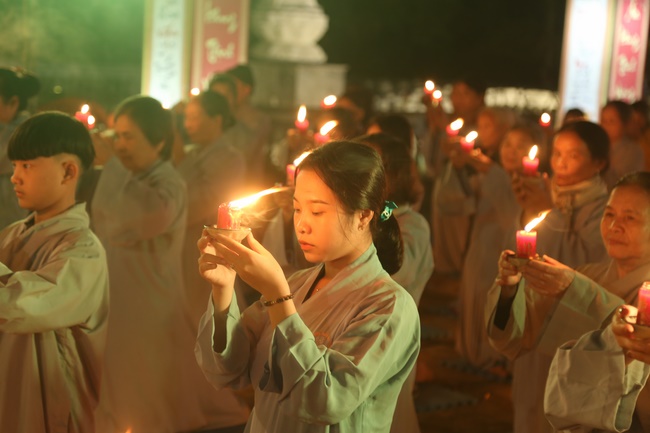 Flower Lantern commemorating Amitabha Buddha at Dong Cao Pagoda
