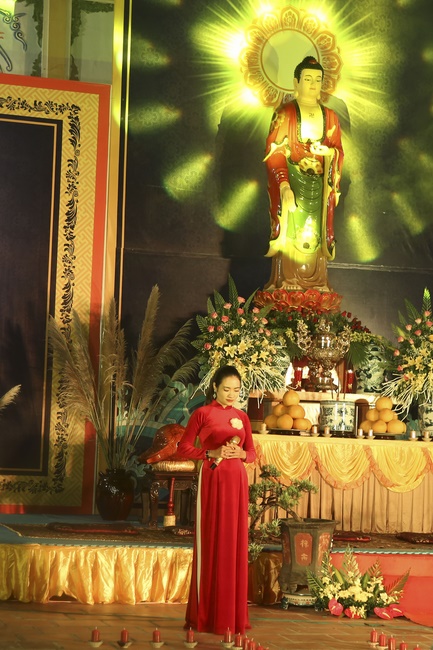 Flower Lantern commemorating Amitabha Buddha at Dong Cao Pagoda
