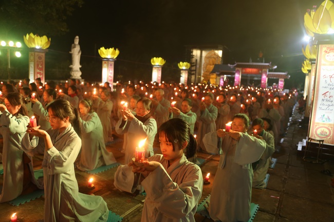 Flower Lantern commemorating Amitabha Buddha at Dong Cao Pagoda