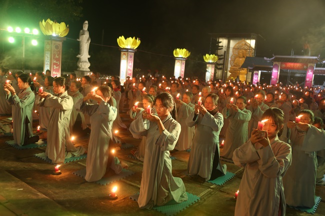 Flower Lantern commemorating Amitabha Buddha at Dong Cao Pagoda