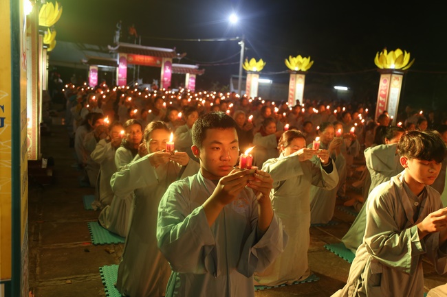 Flower Lantern commemorating Amitabha Buddha at Dong Cao Pagoda