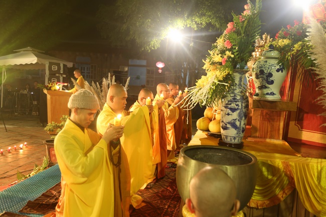 Flower Lantern commemorating Amitabha Buddha at Dong Cao Pagoda