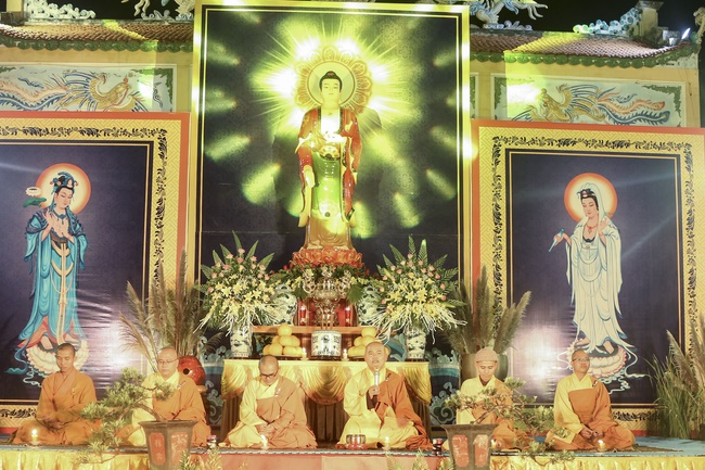 Flower Lantern commemorating Amitabha Buddha at Dong Cao Pagoda