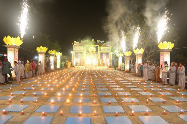 Flower Lantern commemorating Amitabha Buddha at Dong Cao Pagoda