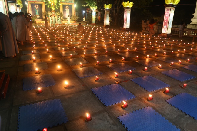 Flower Lantern commemorating Amitabha Buddha at Dong Cao Pagoda