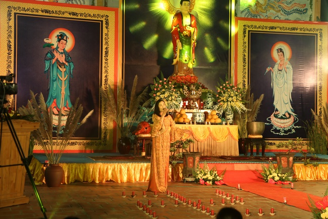 Flower Lantern commemorating Amitabha Buddha at Dong Cao Pagoda