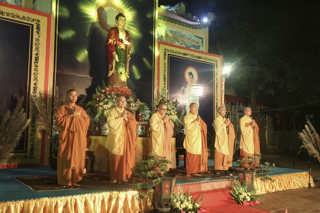 Flower Lantern commemorating Amitabha Buddha at Dong Cao Pagoda