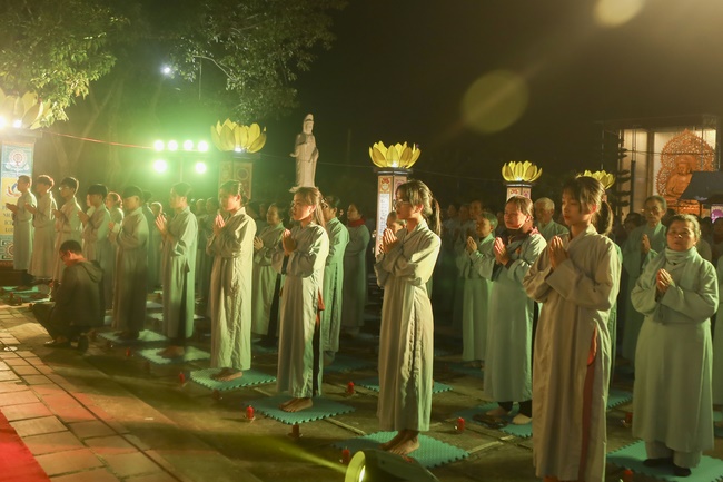 Flower Lantern commemorating Amitabha Buddha at Dong Cao Pagoda