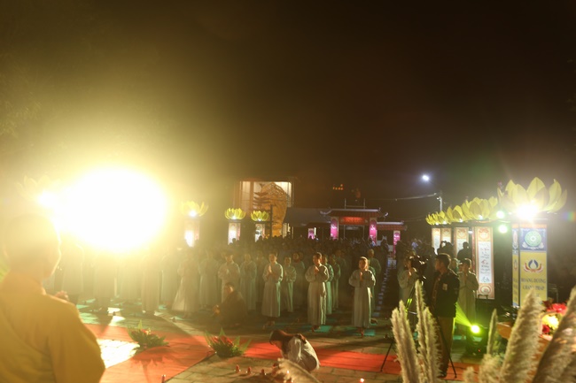 Flower Lantern commemorating Amitabha Buddha at Dong Cao Pagoda