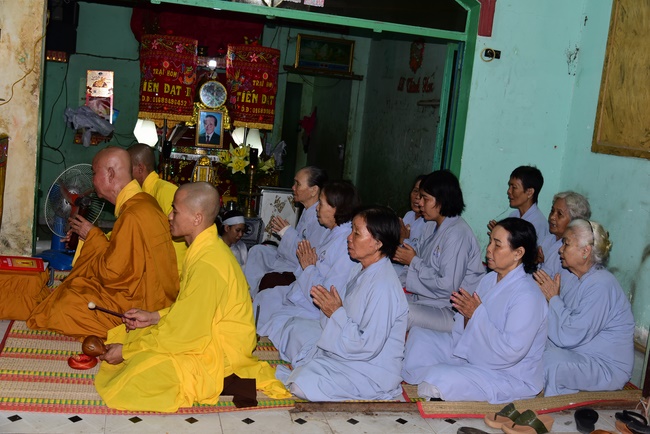 The ceremony praying for rebirth in Hoc Mon