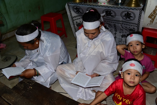 The ceremony praying for rebirth in Hoc Mon