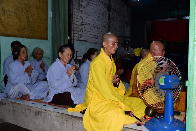 The ceremony praying for rebirth in Hoc Mon