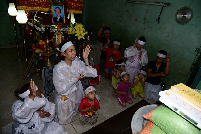 The ceremony praying for rebirth in Hoc Mon