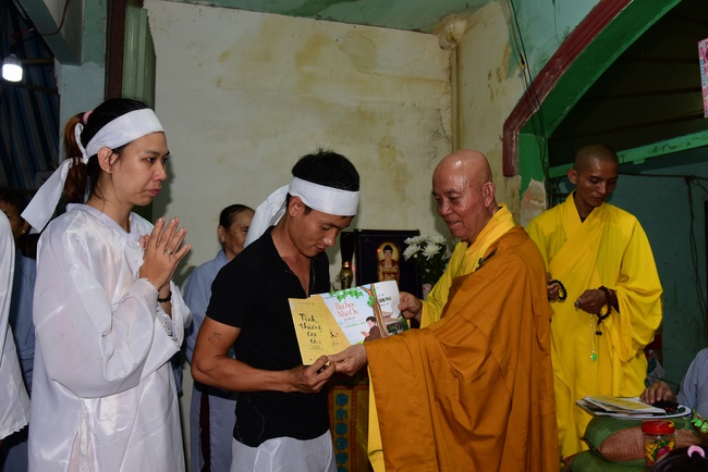 The ceremony praying for rebirth in Hoc Mon