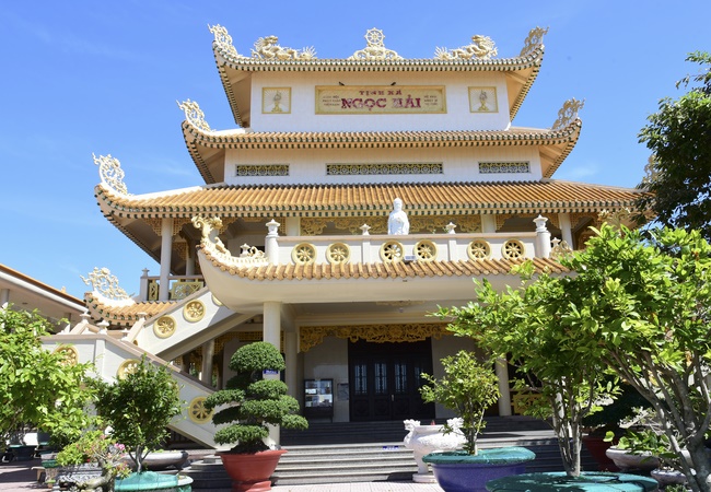 Visiting pagodas in Vung Tau and buying wood to make Buddha statue