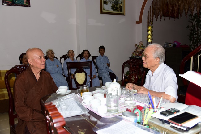 Visiting pagodas in Vung Tau and buying wood to make Buddha statue