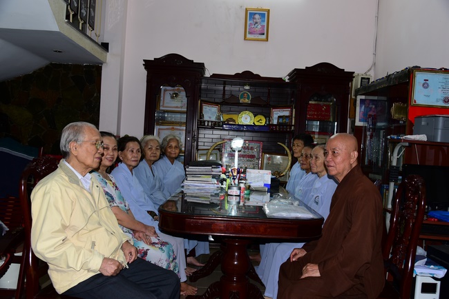 Visiting pagodas in Vung Tau and buying wood to make Buddha statue