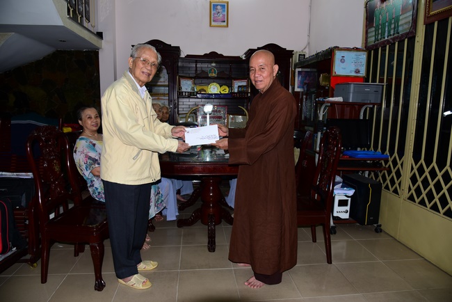 Visiting pagodas in Vung Tau and buying wood to make Buddha statue