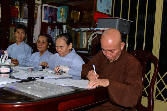 Visiting pagodas in Vung Tau and buying wood to make Buddha statue