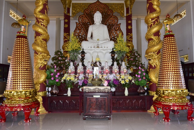 Visiting pagodas in Vung Tau and buying wood to make Buddha statue