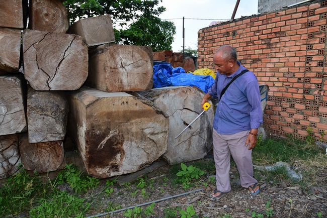 Visiting pagodas in Vung Tau and buying wood to make Buddha statue