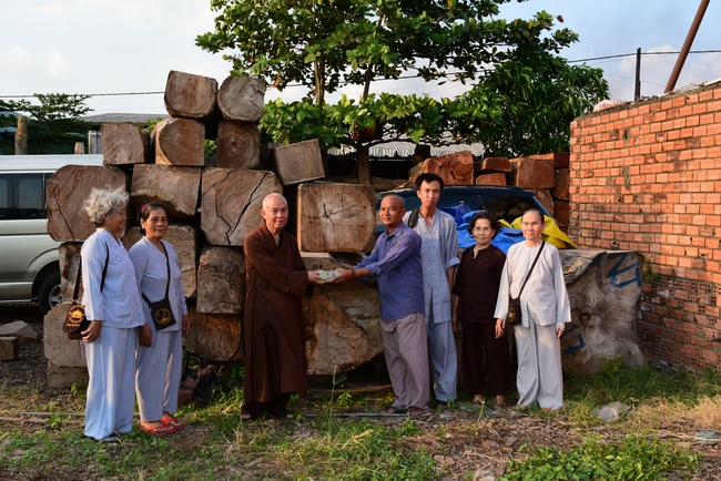 Visiting pagodas in Vung Tau and buying wood to make Buddha statue
