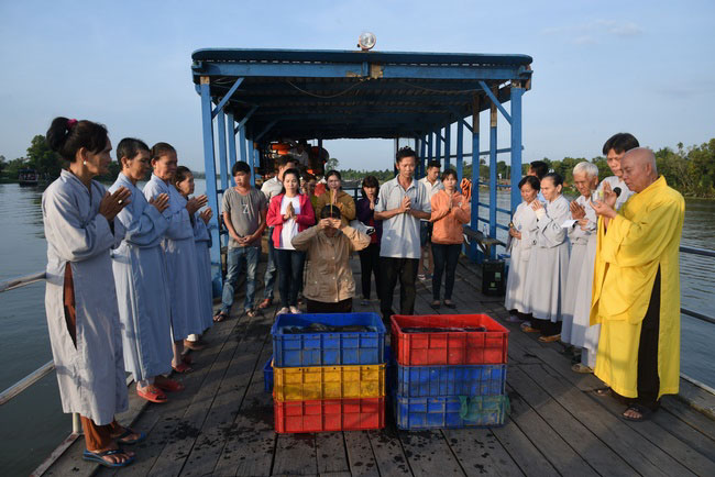 The rite of burial in water and freeing creatures in Ba Lua port, Hoc Mon