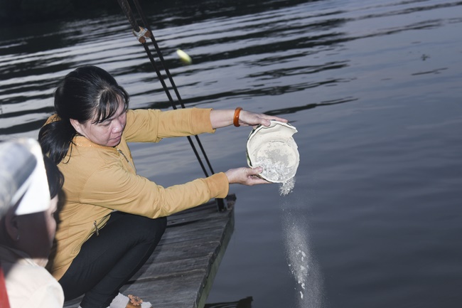 The rite of burial in water and freeing creatures in Ba Lua port, Hoc Mon