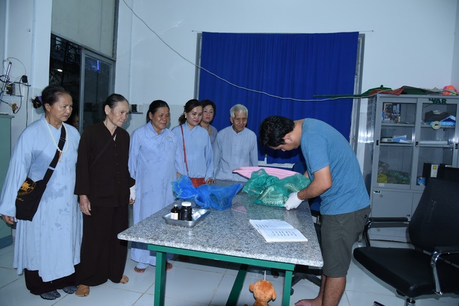 The rite of burial in water and freeing creatures in Ba Lua port, Hoc Mon