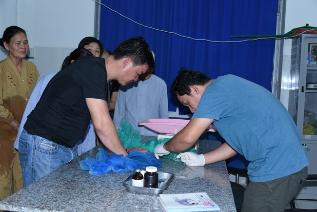 The rite of burial in water and freeing creatures in Ba Lua port, Hoc Mon