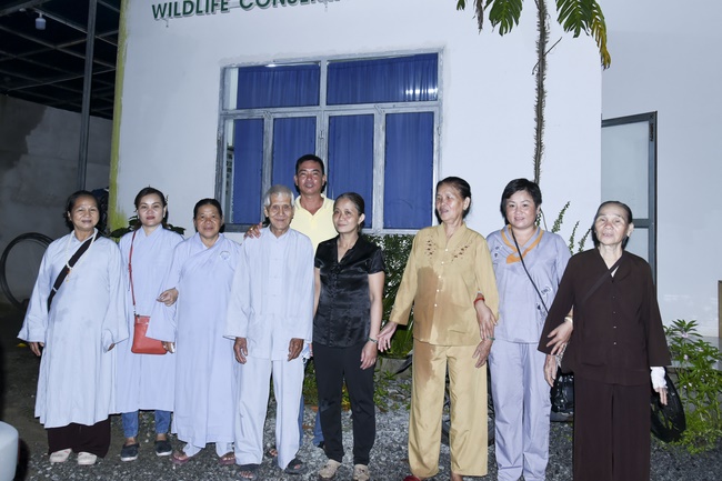 The rite of burial in water and freeing creatures in Ba Lua port, Hoc Mon